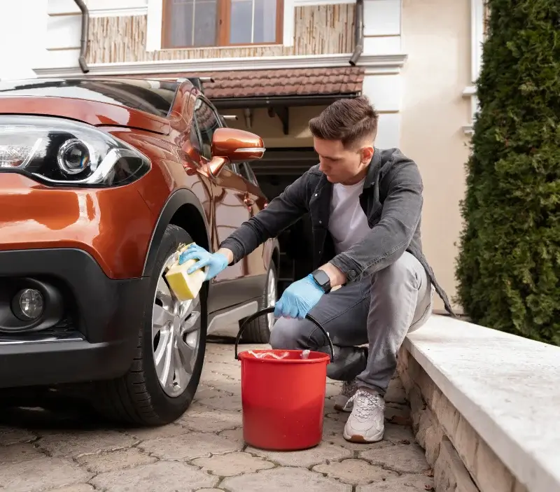 Lavage auto à domicile Beuste : professionnel intervenant sur un véhicule